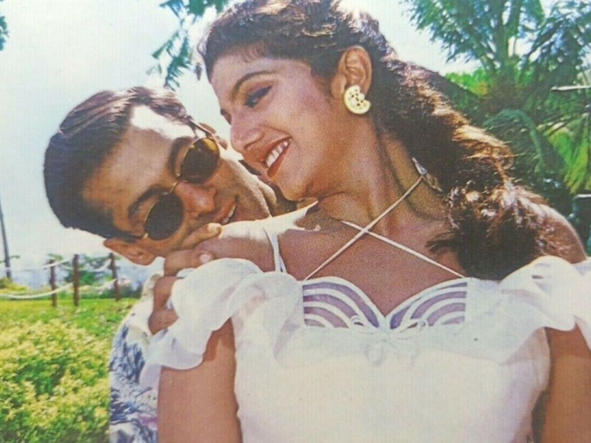 এই ছবি দেখে অনেকেই রম্ভার বয়স জিজ্ঞেস করতে পারেন৷ এক সময় তিনি ছিলেন গ্ল্যামারস অভিনেত্রী৷ বলিউড থেকে দক্ষিণী ফিল্ম দুনিয়া, দাপিয়ে বেড়িয়েছেন রম্ভা৷ যদিও তাঁর সমসাময়িক অভিনেত্রী যেমন কাজল, ঐশ্বর্য রাই বচ্চন এখনও ইন্ডাস্ট্রিতে কাজ করছেন।