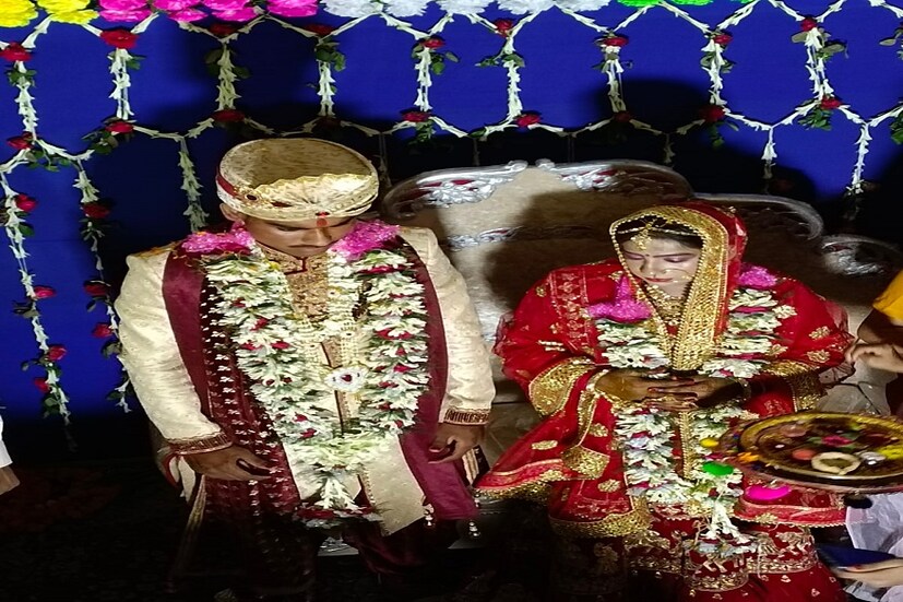 গুড়িয়া স্বপ্নেও ভাবেননি যে এই বাড়ি থেকে বিয়ে হবে তার এবং সেভাবেই এই বাড়ি ছেড়ে শ্বশুরবাড়ি যাবেন৷  ধুমধাম করে গুড়িয়ার বিয়ে হয়। মণ্ডপ সাজানো হয়েছিল। শুধু বাড়ি নয়, পাড়াও সাজানো হয়েছিল সুন্দর করে, আলোর মালায়। 