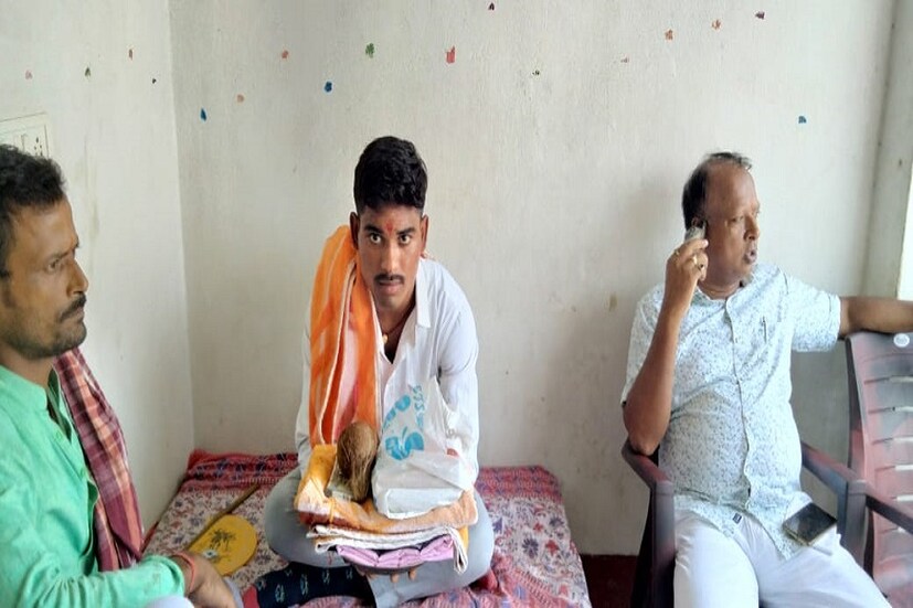 ধুমধাম করে গুড়িয়াকে বিয়ে দিলেন সুনীল সিং। পাত্রী গুড়িয়া বলেন, এই বাবা-মা আমার নিজের বাবা-মায়ের চেয়ে ভাল, যারা ছোটবেলা থেকে এখন পর্যন্ত আমাকে অনেক ভালবেসেছে এবং আগামিদিনেও সম্পর্ক একই থাকবে। 