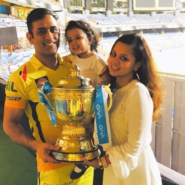 আইপিএলের ট্রফি হােত স্ত্রী ও মেয়ের সঙ্গে। 