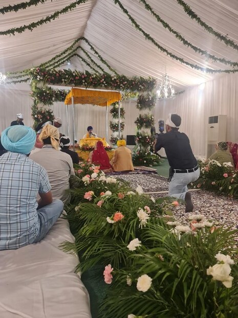 ভগবন্ত মানের পরিবারের সদস্য, মা, বোন ও কয়েকজন অতিথি রয়েছেন বিয়েতে। শিখ রীতি মেনে বিয়ে করেছেন তাঁরা। 