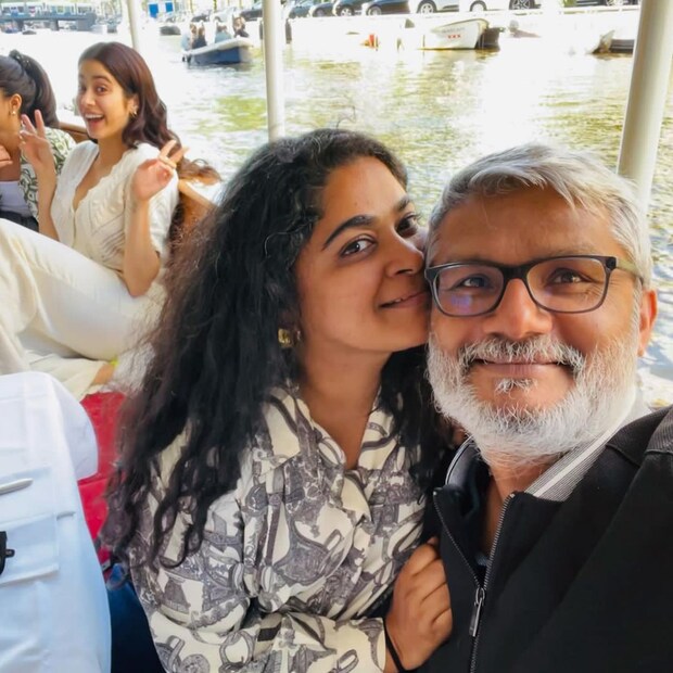 স্ত্রীর সঙ্গে নীতেশ তিওয়ারির সেলফি। ফোটোবম্ব করছেন জাহ্নবী। 
