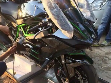 কোটি কোটি টাকার বাইক ধোনির গ্যারাজে! দেখুন কী কী মডেল রয়েছে কোটি কোটি টাকার বাইক ধোনির গ্যারাজে! দেখুন কী কী মডেল রয়েছে