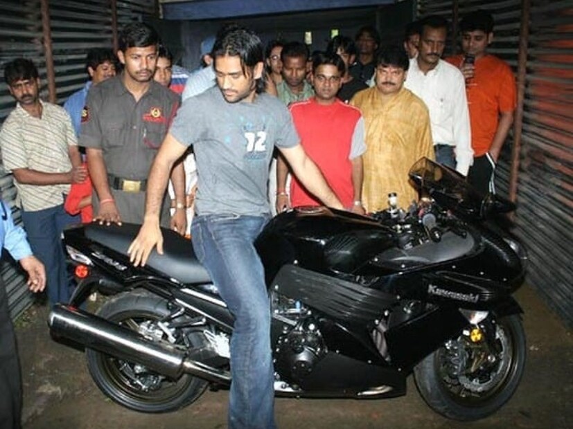 ধোনির একটি Kawasaki Ninja ZX-14R রয়েছে৷ এটি ফোর-সিলিন্ডার 1441 cc ইঞ্জিন দ্বারা চালিত। 197.39 Bhp শক্তি উৎপাদন করে এই ইঞ্জিন। এই মডেলের সর্বোচ্চ গতি ৩৩৫ কিমি/ঘন্টা। 
