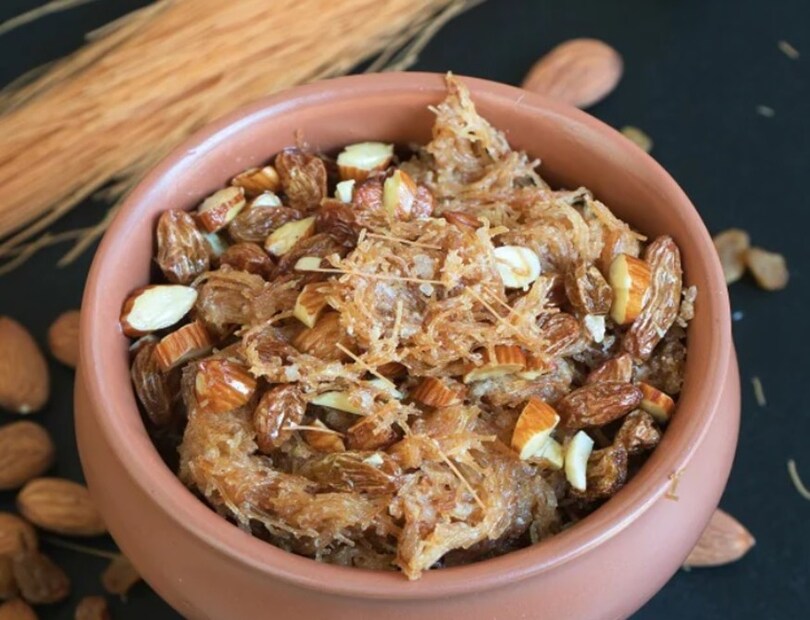 কিমামি সেওয়াই-- শির খুরমার মতোই জনপ্রিয় এই মিষ্টি খাবার। তবে এটা একটু ভারী হয়। খোওয়া ক্ষীর, দুধ, চিনি, পদ্মের বীজ, আমন্ড, কাজু বাদাম, নারলেকের গুঁড়ো ও কিশমিশ ব্যবহার করা হয়। 