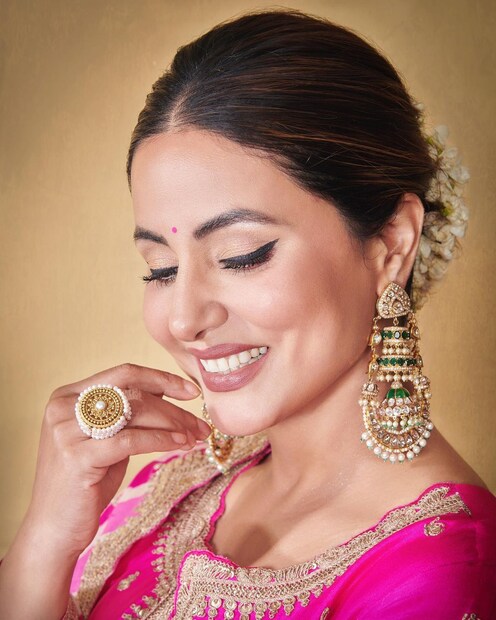 চোখের কাজলে পাখির ডানা, সঙ্গে লাল ঠোঁটের জাদু। 