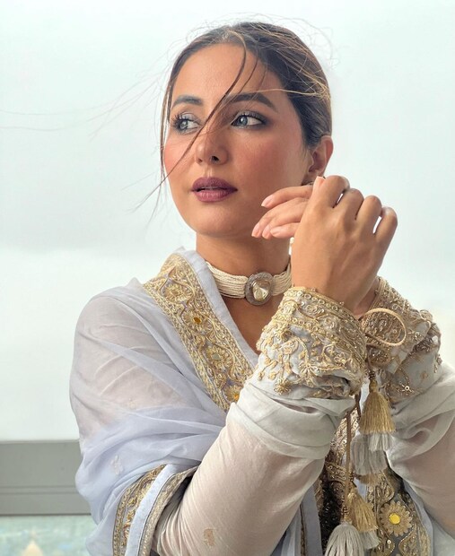 একেবারে হাল্কা সাজ, শুধু চোখের হাল্কা মেক-আপ। 