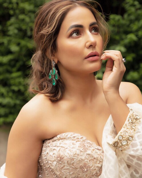 হাল্কা মেক-আপেও নজরকাড়া নায়িকার রূপ। 
