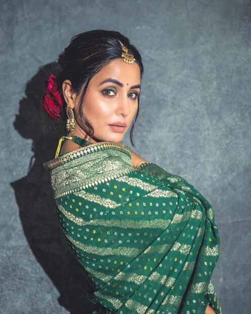 গাঢ় কালো চোখ ও পিঙ্ক লিপস্টিকে মোহময়ী। 