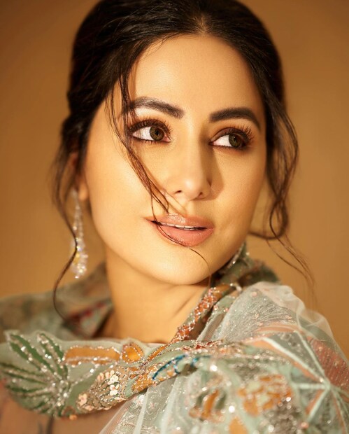 পিচ রঙের লিপস্টিক ও আইশ্যাডোর কারসাজি। 