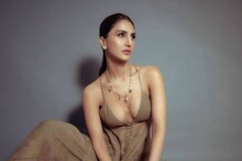 ন্যুড পোশাকে উর্ধাঙ্গ প্রায় উন্মুক্ত! বাণীর প্রচণ্ড হট লুক আলোড়ন তুলল নেট দুনিয়