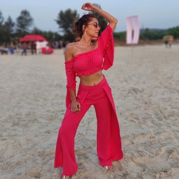 দীর্ঘদিন করণ কুন্দ্রার সঙ্গে সম্পর্কে ছিলেন অনুষা। আর তার পরে ইতি টানেন অভিনেত্রী তথা মডেল নিজেই।