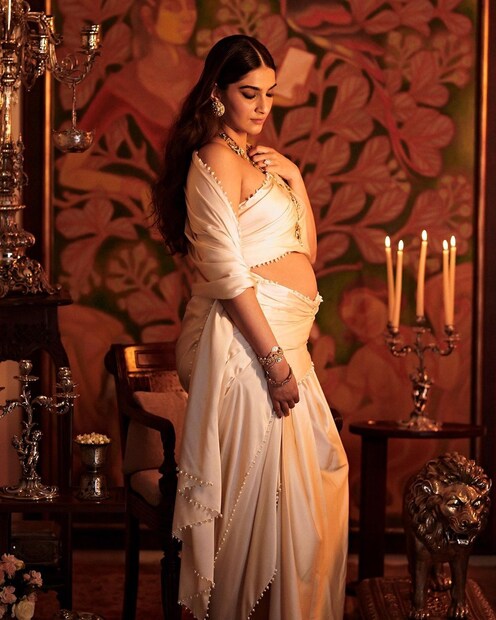 সোনমের আত্মীয় পরিজনদের মধ্যে অনুষ্ঠানে থাকার কথা জাহ্নবী কপূর, খুশি কপূর, শানায় কপূর, অংশুলা কপূর, অর্জুন কপূর এবং মোহিত মারওয়াহ ৷ অন্দরমহলের খবর, বান্দ্রায় সোনমের মাসি কবিতার বাংলোয় হবে সাধভক্ষণের আয়োজন ৷