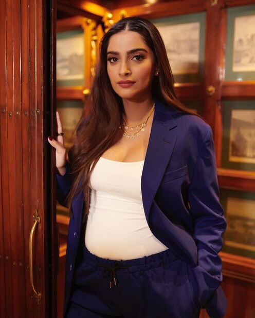 এখন কেবল অপেক্ষা সোনমের কোলে একরত্তি আসার। এক থেকে তিন হয়ে যাবে আহুজা পরিবার। প্রথম বার মা-বাবা হবে সোনম এবং আনন্দ।