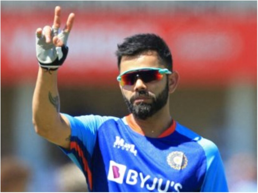  একটি নির্দিষ্ট প্রতিপক্ষের বিরুদ্ধে সব থেকে বেশি শতরানের নিরিখে এত দিন যৌথভাবে শীর্ষে ছিলেন কোহলি ও সচিন। অস্ট্রেলিয়ার বিরুদ্ধে ৯টি শতরান রয়েছে সচিনের। গুয়াহাটিতে শ্রীলঙ্কার বিরুদ্ধে নিজের নবম শতরান করেছিলেন কোহলি। তিরুবন্তপুরমে ১০ নম্বর শতরান এল। অর্থাৎ, একটি নির্দিষ্ট প্রতিপক্ষের বিরুদ্ধে সব থেকে বেশি শতরানের রেকর্ডও চলে এল কোহলির ঝুলিতে।