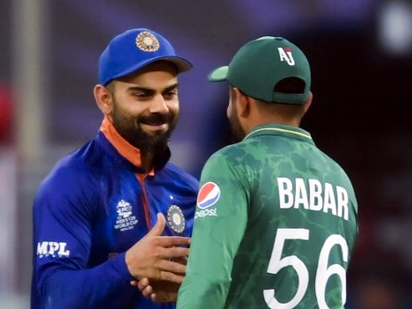 কিছুদিন আগেই পাকিস্তানের তারকা বাবর আজম দাঁড়িয়েছিলেন বিরাট কোহলির পাশে। বাবর টুইট করেছিলেন, বিরাট কোহলির ফর্মে ফেরাটা সময়ের অপেক্ষা। 