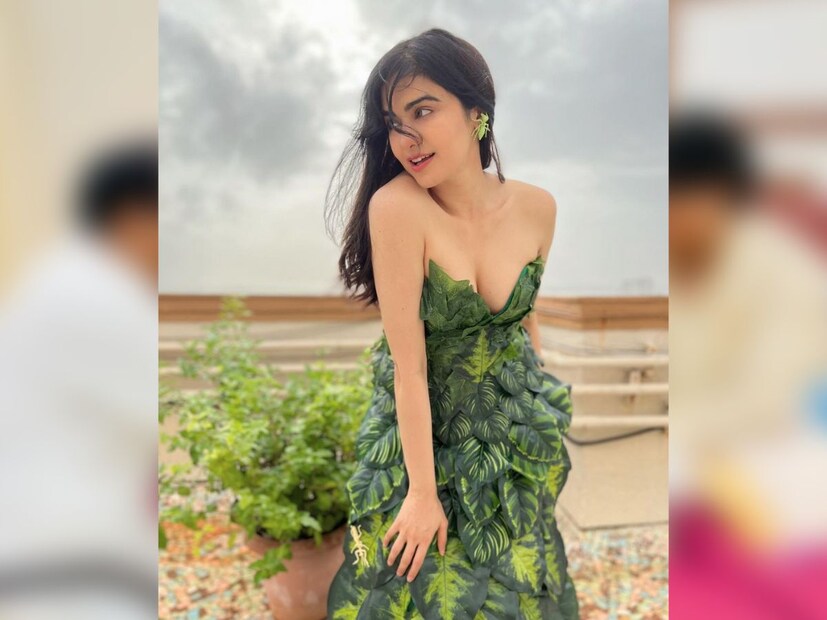 ছবিগুলোতে অভিনেত্রীর লুক (Adah Sharma new look) খুব পছন্দ হয়েছে সকলের। এছাড়াও আদা শর্মা তার অন্য পোশাকের ছবিও শেয়ার করেছেন, যাতে দেখা যাচ্ছে তিনি পাতার ডিজাইনের পোশাক পরে পোজ দিচ্ছেন।