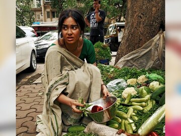 রাস্তায় বসে সবজি বেচছেন অভিনেত্রী আদা শর্মা, কী হল তাঁর? রাস্তায় বসে সবজি বেচছেন অভিনেত্রী আদা শর্মা, কী হল তাঁর?