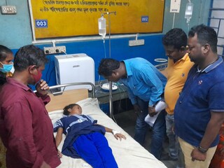 মিড ডে মিল খেয়ে অসুস্থপড়ুয়াদের চিকিৎসা চলছে