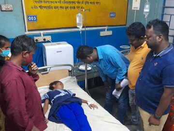 মিড ডে মিল খেয়ে অসুস্থপড়ুয়াদের চিকিৎসা চলছে