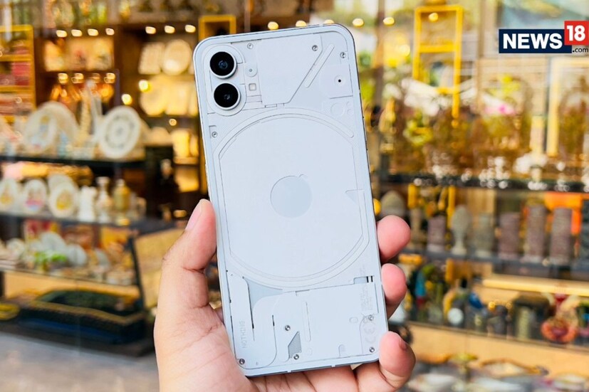 Nothing Phone (1): কেতাদুরস্ত এই ফোনটি মাত্র ২৮৯৯৯ টাকায় বিক্রি করা হবে। ফোনটিতে রয়েছে গ্লিফ (Glyph) ইন্টারফেস। কোয়ালকম স্ন্যাপড্রাগন ৭৭৮জি + অক্টা-কোর প্রসেসররের দৌলতে এই ফোন একদম প্রথম শ্রেণিতে পড়ে। ফোনটিতে ৬.৫৫ ইঞ্চির এইচ ডি প্লাস ( HD+) ডিসপ্লে রয়েছে এবং সারাদিন চলার জন্য ফোনটিতে রয়েছে ৪৫০০mAh ব্যাটারি ।