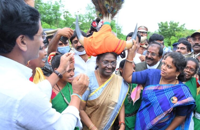 প্রথম আদিবাসী মহিলা হিসেবে দেশের সর্বোচ্চ সাংবিধানিক পদে পৌঁছতে পারেন দ্রৌপদী। ওড়িশার ময়ূরভঞ্জ জেলার সাঁওতাল সম্প্রদায়ের একটি দরিদ্র আদিবাসী পরিবারে জন্মগ্রহণ করেন তিনি। এখনও পর্যন্ত দেশে কোনো আদিবাসী মহিলা প্রধানমন্ত্রী বা রাষ্ট্রপতি হননি। যদিও কেআর নারায়ণন ও রামনাথ কোবিন্দের রূপে দেশ পেয়েছে ২ জন দলিত রাষ্ট্রপতি।