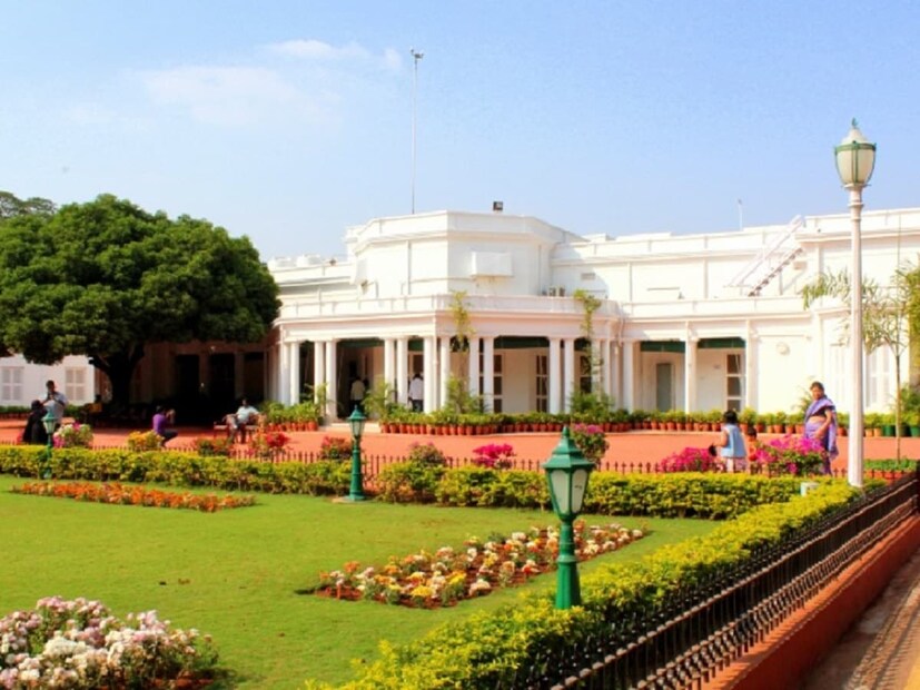 রাষ্ট্রপতি ভবনের মধ্যে রয়েছে বাগান, খোলা জায়গা, দেহরক্ষী এবং কর্মীদের জন্য আবাসন, আস্তাবল, অন্যান্য অফিস ইত্যাদি। সাধারণ মানুষ নির্দিষ্ট দিনে রাষ্ট্রপতি ভবনের কিছু অংশ অনুমতি নিয়ে দেখতে পারেন। যেমন জাদুঘর, মুঘল গার্ডেন ইত্যাদি দেখতে পারেন সাধারণ মানুষ।