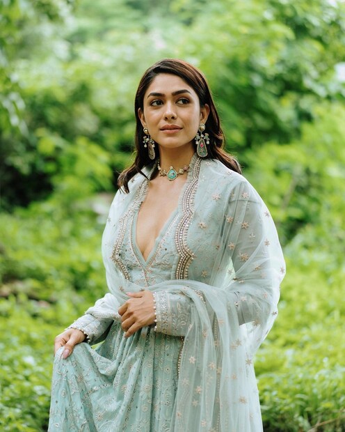 খুবই হাল্কা মেকআপ ও গয়নায় সেজেছেন অভিনেত্রী। 