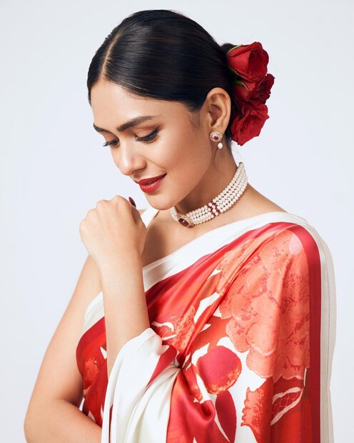 চোকার ও লাল গোলাপের সাজে অনবদ্য রূপ। 
