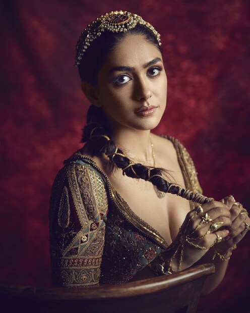ব্লাউজে রয়েছে সেক্সি অবতার। 