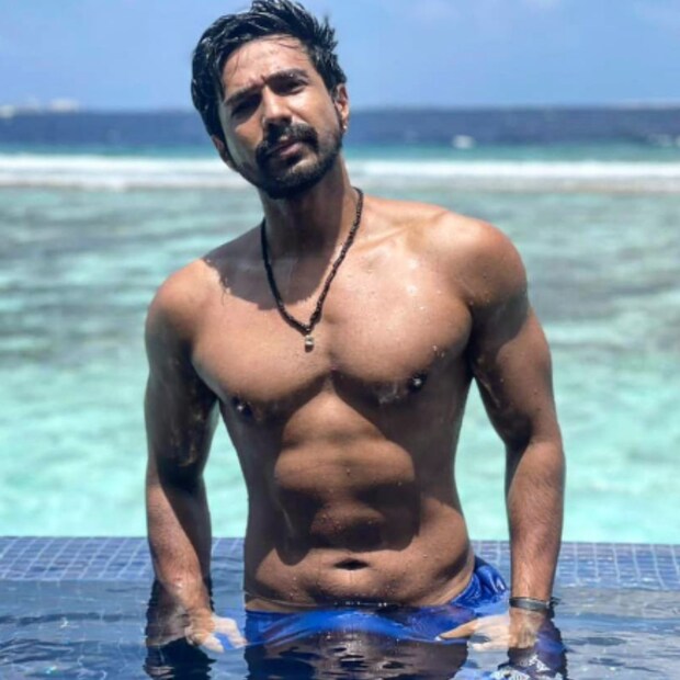 বিষ্ণু বিশাল সোশ্যাল মিডিয়ায় বেশ সক্রিয়। 'পেপার ম্যাগাজিন'-এর জন্য রণবীর সিংয়ের ফোটোশ্যুট দেখার পরে, বিষ্ণু নিজেকে ক্যামেরার সামনে মেলে ধরেন,এবং পোশাক ছাড়াই ফোটোশ্যুট  করে সোশ্যাল মিডিয়ায় পারদ চড়িয়েছেন৷ ছবি-@twitter/thevishnuvishal/Instagram