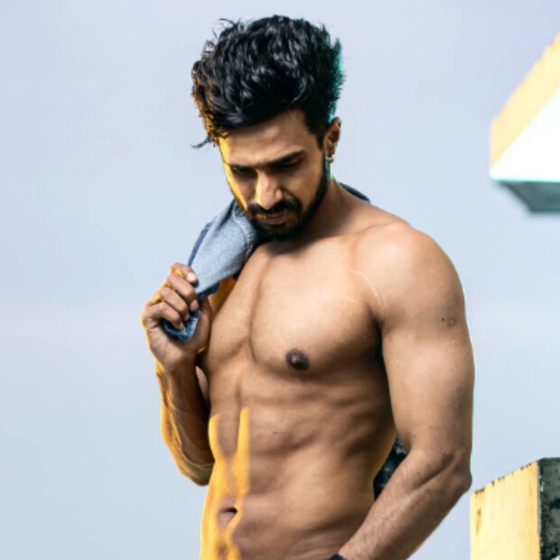 ইনস্টাগ্রামে সেমি ন্যুড ছবি শেয়ার করেছেন বিষ্ণু বিশাল। তিনি এই ছবিগুলির একটি ক্যাপশনও লিখেছেন এবং জানিয়েছেন কে তাঁর জন্য এই ফোটোশ্যুট করেছেন। ছবি-@thevishnuvishal/Instagram