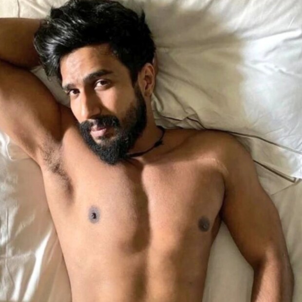 বিছানায় শুয়ে এই ফোটোশ্যুট করিয়েছেন তামিল অভিনেতা। ছবি-@thevishnuvishal/Instagram