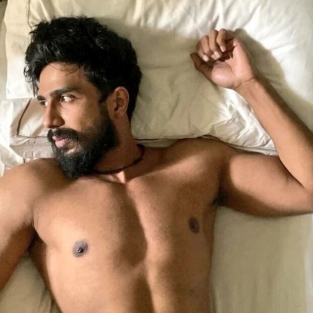 ছবিগুলোতে বিষ্ণু বিশালকে বেশ আত্মবিশ্বাসী দেখাচ্ছে। ছবিতে দেখা যাচ্ছে, বালিশ দিয়ে ঢেকে রেখেছেন নিজের শরীর। ছবি-@thevishnuvishal/Instagram