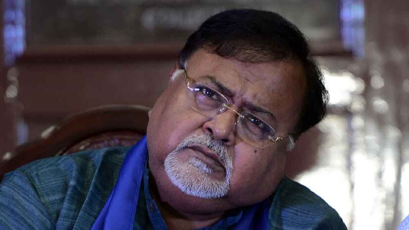 এরপর গঙ্গা দিয়ে বয়ে গিয়েছে অনেক জল। একটা সময় শিল্প ও বাণিজ্য দফতর পার্থের হাত থেকে নিয়ে তৎকালীন অর্থমন্ত্রী অমিত মিত্রকে দেন মমতা। কিছুটা মান-অভিমান চললেও ফের মন্ত্রিত্ব পান পার্থ। ব্রাত্য বসুর হাত থেকে দায়িত্ব আসে শিক্ষা দফতরের। ছবি : সংগৃহিত
