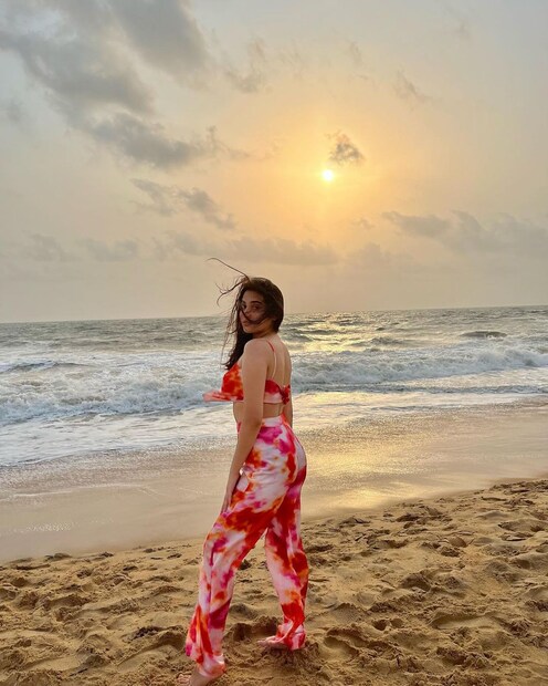আসফির সৌন্দর্যে মুগ্ধ তার ভক্তরা। জাভেদ পরিবারে আসফি তৃতীয় বোন। (ছবি: Instagram @_asfi)
