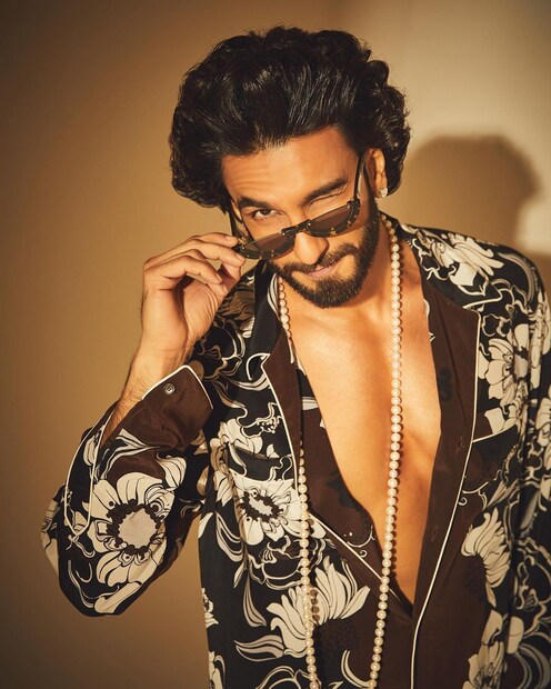 রণবীর সিংয়ের নগ্ন ফটোশ্যুটে পরে ট্রোল হচ্ছেন তিনি৷ যদিও রণবীর স্পষ্ট করে দিয়েছেন যে তিনি এসব পাত্তা দেন না। তিনি জানিয়েছেন যে তিনি নিজেই বেছে নিতে পারেন তার কী পরা উচিত আর কী নয়। তিনি স্পষ্টভাবে বলেছেন, মানুষের কাজ শুধু কথা বলা। ছবি- @ranveersingh// Instagram