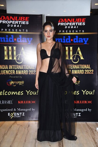 ভক্তরা সোশ্যাল মিডিয়ায় তার প্রশংসা করে নানা মন্তব্য করছেন। একজন ইউজার লেখেন, 'ভালো লাগছে, পোশাকও ঠিক'। আপনি যদি নিজেই নিজের পোশাক ডিজাইন করেন তবে আপনি সত্যিই প্রতিভাবান।