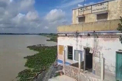 নদী ভাঙ্গনের মুখে দাঁড়িয়ে রয়েছে স্কুলটি নদী ভাঙ্গনের মুখে দাঁড়িয়ে রয়েছে স্কুলটি
