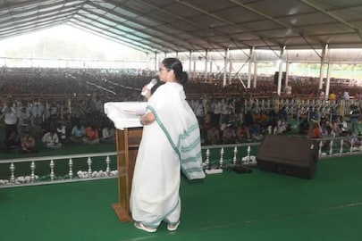 আজ বাসভবনে জরুরি বৈঠক ডাকলেন মমতা বন্দ্যোপাধ্যায়