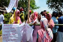 রাস্তা মেরামতের দাবিতে দহিজুড়ি - লালগড় রাস্তায় বাঁশ ঘিরে অবরোধ রাস্তা মেরামতের দাবিতে দহিজুড়ি - লালগড় রাস্তায় বাঁশ ঘিরে অবরোধ