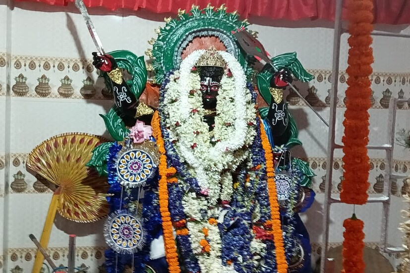 গ্রহরাজ , শনিদেব। সূর্যদেব ও সূর্যপত্নী ছায়া দেবীর পুত্র শনিদেব। এজন্য শনিদেবকে ছায়া পুত্রও বলা হয়। পশ্চিমবাংলার প্রায় সর্বত্র গ্রহরজ বা শনিদেবতার পুজো অনুষ্ঠিত হয়, তা ছাড়াও ভারতবর্ষের বেশ কিছু স্থানে গ্রহরাজের মন্দির রয়েছে। পাঁচলা গঙ্গাধরপুরে পুরনো রীতি মেনে প্রায় ৫০ বছর ধরে অনুষ্ঠিত হচ্ছে শনিদেবের পুজো ।
