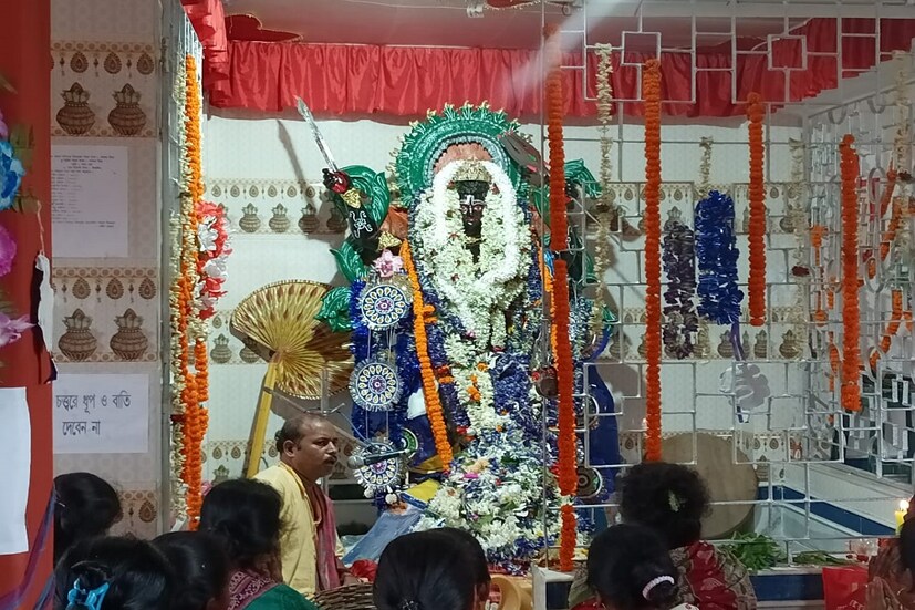 শনিদেবের দৃষ্টি অশুভ বলে মনে করা হয়৷ আবার শনিদেব সন্তুষ্ট হলে যে কোন বাধা বিপত্তি কঠিন রোগ থেকে মুক্তি মেলে৷ সেজন্য দেখা যায় শনি দেবের সন্তুষ্ট করতে অসংখ্য ভক্তের সমাগম হয় শনি মন্দিরে।