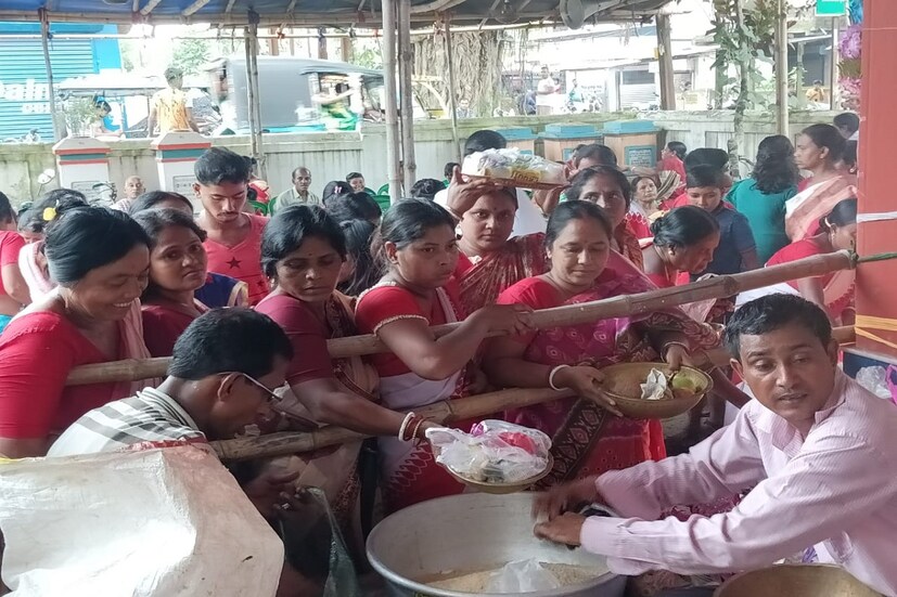 শনিদেবকে সন্তুষ্ট করতে পারলে বাধা-বিপত্তি বা কঠিন রোগ মুক্ত হয় এমনটাই বিশ্বাস ভক্তদের। সেই মতো নির্জলা উপবাস করেন ভক্তরা। সারাদিন উপবাস থেকে শনিদেবর কাছে পুজো করে প্রার্থনা জানিয়ে ' সিন্নি ' প্রসাদ গ্রহণ করেন ভক্তরা।