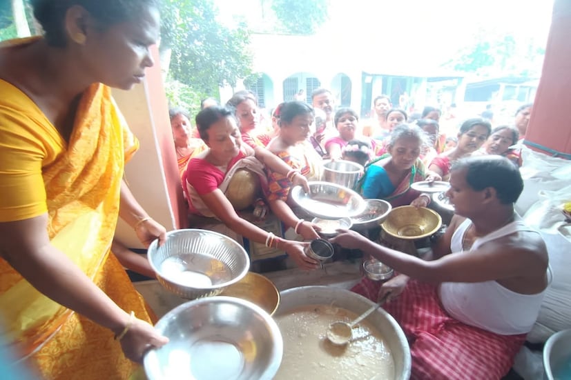 রীতি অনুযায়ী শনিবার সন্ধ্যায় শনিদেবের পূজার্চনা করার বিধান রয়েছে, সেই মতো হাওড়া জেলার গ্রামে গঞ্জে বা শহরতলীতে দেখা যায় শনি দেবের পুজো। সারা বছর নিয়ম মেনে প্রচারণা অনুষ্ঠিত হলেও শ্রাবণ মাসে পুজো অনুষ্ঠিত হয় জাকজমক পূর্ণ।