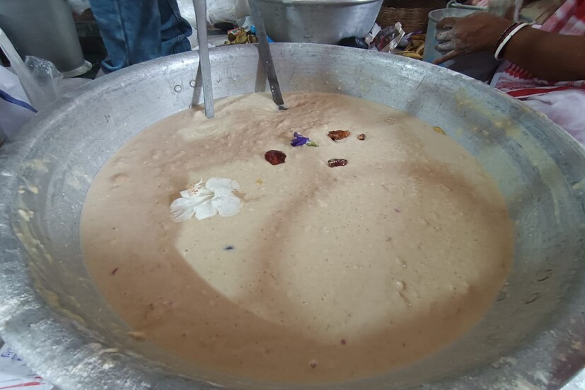 শনি দেবতার প্রধান প্রসাদ হল ' সিন্নি বা সিন্ন ',  অন্যান্য সব রকম ফল নিবেদন করার পাশাপাশি। আটা, ময়দা, দুধ, গঙ্গাজল, কলা, সন্দেশ মিশিয়ে তৈরি হয় ' সিন্নি 'প্রসাদ।