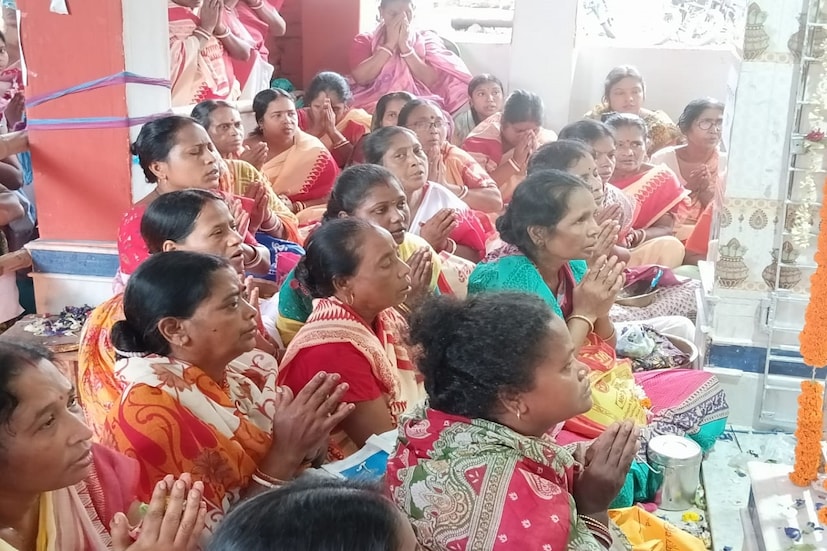 শনিদেবের পুজোর মূল উপকরণ যা দিয়ে গ্রহরাজ বা শনিদেব সন্তুষ্ট করা যায় বলে ভক্তরা মনে করেন। সেই মত অন্যান্য ফল,দুধ, গঙ্গা জলের পাশাপাশি নীল রঙের ঘট, নীল ফুল, কালো বস্ত তিল ইত্যাদি।