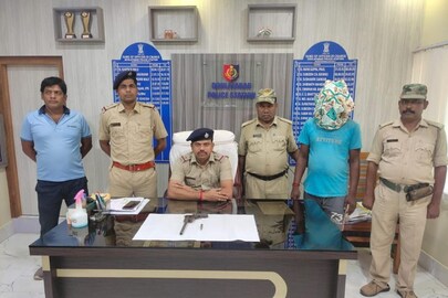 দৌলতাবাদে আগ্নেয়াস্ত্র সহ ধৃত ব্যক্তি 