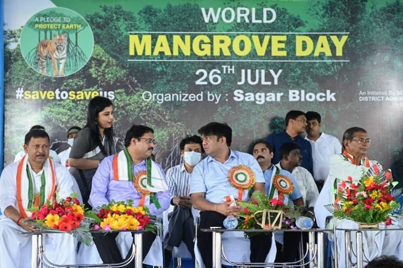 সুন্দরবন যার নামের সঙ্গে জড়িয়ে আছে বিশ্বের সর্ববৃহৎ ম‍্যানগ্রোভ বণভূমির তকমা। ভারত ও বাংলাদেশ মিলে প্রায় ১০ হাজার বর্গকিলোমিটার জায়গাজুড়ে অবস্থিত এই ম‍্যানগ্রোভ বণভূমির জঙ্গল। (প্রতিবেদক : নবাব মল্লিক)