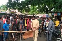 লাগাতার হাতির হানা! ফালাকাটায় পথ অবরোধ ক্ষুব্ধ বাসিন্দাদের লাগাতার হাতির হানা! ফালাকাটায় পথ অবরোধ ক্ষুব্ধ বাসিন্দাদের